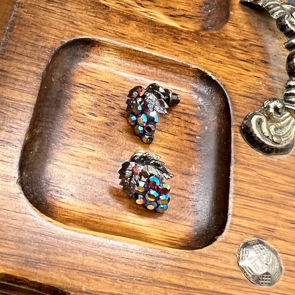 Vintage Brand Grape 🍇 Stud Earrings! - Picture 2 of 14
